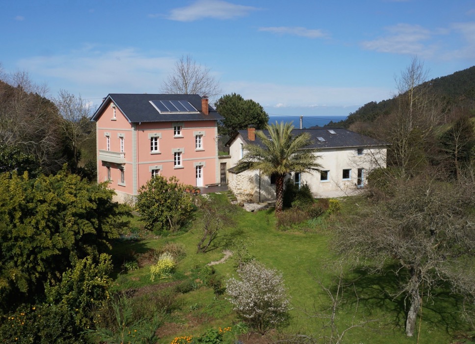 Foto de los exteriores de apartamentos la Collada, 33780 San Pelayo de Tehona, Asturias, Spain.